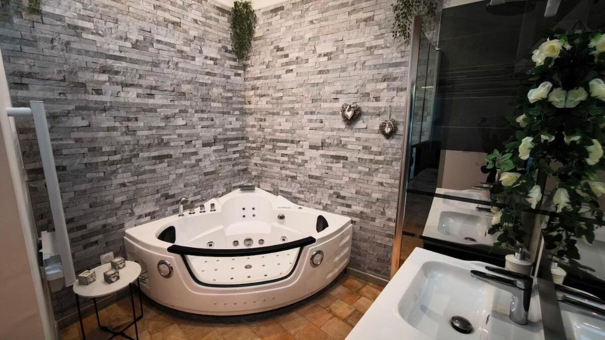 Le Lavandin Classe 3 Etoiles Рие Екстериор снимка